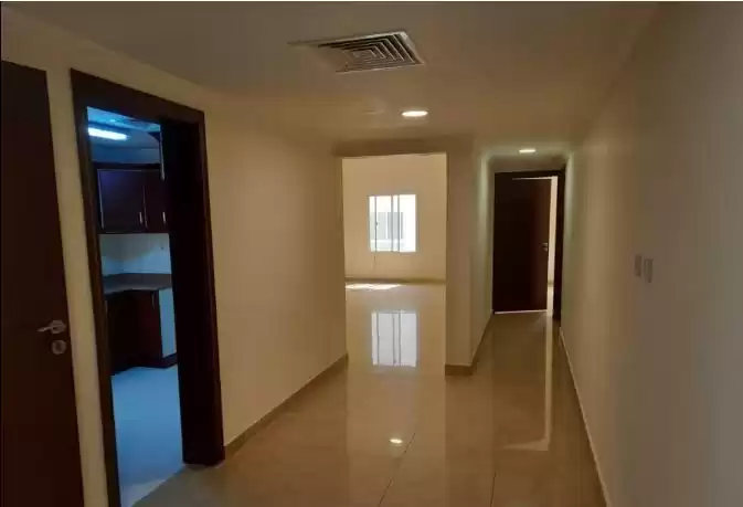 Wohn Klaar eigendom 2 Schlafzimmer U/F Wohnung  zu vermieten in Al Sadd , Doha #15390 - 1  image 